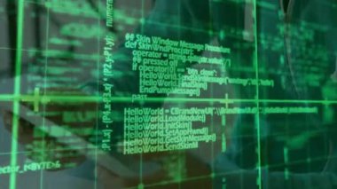 Genç erkek akıllı telefon araklıyor ve yarı saydam holografik kaplama ile balkonda kod düzenliyor. Gelecekçi, teknoloji, kentsel, dijital, yenilik, programlama, akıllı telefon