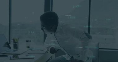 Deftere bir göz attıktan sonra masa başı işi, kalem seçmek ve gözlükleri hizalamak. Şirket, çalışma alanı, modern, üretkenlik, profesyonel, teknoloji, kentsel