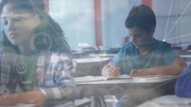 Teal-shirtlü çocuk notların ve akıllı telefonun yanında sınıf verilerinin altını çizerek yazı yazıyor. Eğitim, teknoloji, öğrenme, iletişim, yenilik, odaklanma, işbirliği