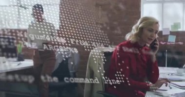 Teknik ekip harita ve kod eşleşmesi altında çalışıyor, kadın arıyor ve dizüstü bilgisayar sürücüsü işbirliği yapıyor. İşbirliği, takım çalışması, yenilik, teknoloji, modern, iş dünyası, iletişim