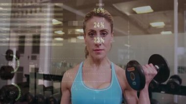 Spor salonunda biseps kıvrımını başlatan fitness meraklısı performansı analiz eden grafikler gösteriyor. Güç, analitik, performans, ilerleme, eğitim, veri görselleştirme, sağlık