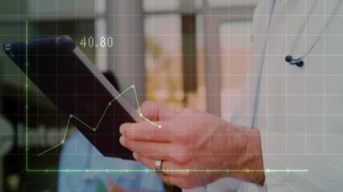 Hastane koridorunda tablet tıkırdatan ve çizelge geçiren bir erkek doktor, hasta ölçümlerini izliyor. Tıbbi, teknoloji, analitik, sağlık, dijital, yenilik, profesyonel