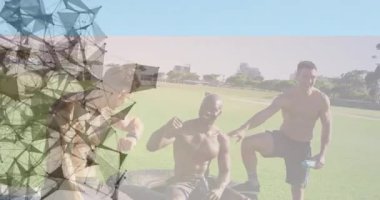 Kol saatine dokunan, çim tarlasında su şişesi tutan adamları gösteren bir kaplama. Atletik, fitness, kutlama, açık hava, takım çalışması, spor, modern