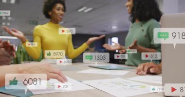 Pazarlama ekibi sosyal medya incelemesine metrik artışı göstererek başlıyor. İşbirlikçi, yenilikçi, analitik, takım çalışması, modern, canlı, strateji