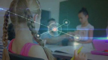 Öğretmenim sınıfta kalemi öğrenciye veriyor. Saydam bir şekilde üst üste koyuyor. Bağlantı noktalarını ve çizgileri oluşturuyor. İşbirliği, akıl hocalığı, eğitim, bağlantı, dijital ağ, bilgi paylaşımı, öğrenme ortamı