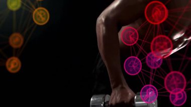 Erkek sporcu, spor salonunda dambıl sırasına dizilerek kas esnekliğini gösteriyor: turuncu ya da kırmızı düğümler. Kas, güç, egzersiz, dijital, modern, aktif, fitness