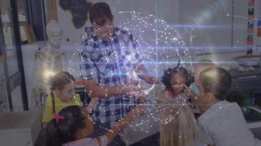 Fen laboratuarında jest yapan erkek öğretmen ve dönen holografik dünya projeksiyonunu araştıran öğrenciler. Eğitim, yenilik, görselleştirme, işbirliği, keşif, öğrenme, teknoloji