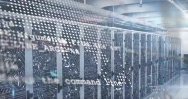 Veri akışını temsil eden kod parçacıkları zayıflarken sunucu raflarında görünen nokta örtüsü. Teknoloji, veri, siber güvenlik, dijital, gelecekçi, sunucu, altyapı