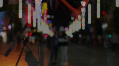 Bulanık neon çalan vokalist mikrofonu kavrayıp gitar çalan gitaristle şarkı söylüyor. Konser, gece hayatı, caz, performans, anlamlı, vibe, kentsel