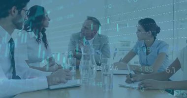 Lider tablet rehber takımı açarken, animasyon çizelgeleri finansal inceleme için piyasa eğilimlerini gösteriyor. Kurumsal, takım çalışması, analitik, dijital, profesyonel, işbirliği, sunum