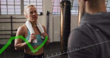 Spor salonundaki veri örtüşmesine doğru hareket eden antrenör, egzersiz sürecini takip etmek için grafik okuyan kadın. Performans, motivasyon, analitik, dayanıklılık, uygunluk, eğitim, kararlılık