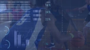 Mavi formalı oyuncu pası alıyor ve takip istatistikleriyle çembere doğru ilerliyor. Spor, rekabet, analitik, hareket, performans, takım çalışması, fitness
