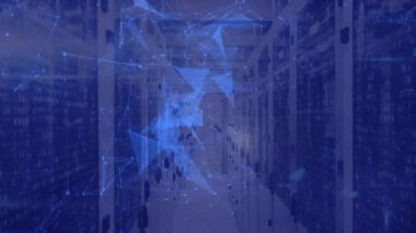 Statik veri merkezi koridoru ağ çökmeye başlıyor, bağlantıyı gösteren titreşimli ağlara doğru sürükleniyor. Teknoloji, siber güvenlik, yenilik, dijital, fütüristik, ağ, altyapı