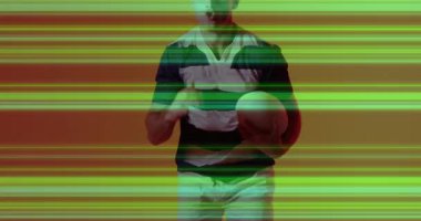 Adam rugby topu atıyor ve spor eğitimi için yeşil arıza örtüsü altında göğüs kapağı çalışması yapıyor. Atletik, hareket, eğitim, dijital, soyut, spor, performans