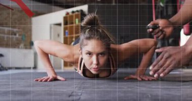 Stajyer, kırmızı çizgiler yükselirken lastik minder üzerinde şınav çekerken antrenörün zamanlayıcısı başladı. Spor, güç, dayanıklılık, eğitim, performans, spor, motivasyon