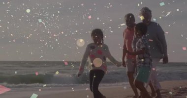 Sörf yapan bir kız, dans eden bir erkek kardeş, turizm için yürüyen plajı takip eden bir büyükanne ve büyükbaba. Aile, okyanus, gün batımı, açık hava, eğlence, birliktelik, yaşam tarzı.