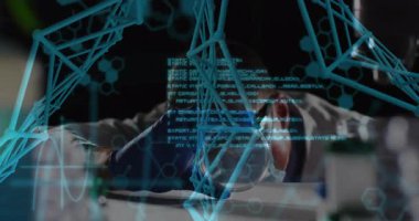 Laboratuvar araştırmacısı büyüteci kaldırıyor ve hologram kodla dönerken moleküler kafesi inceliyor. Bilim, yenilik, teknoloji, görselleştirme, analiz, keşif, kesinlik