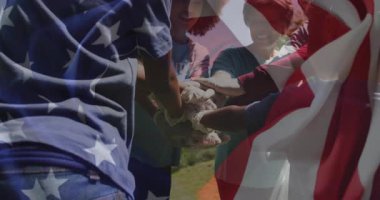 Çevre ekibi fidanın etrafına eğilip eldiven istifledikten sonra bayrak kaplamalarıyla tezahürat birliğini kaldırıyor. İşbirliği, sürdürülebilirlik, çevre, birlik, takım çalışması, açık hava, çeşitlilik