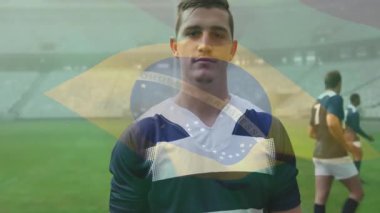 Rugby oyuncusu bayrak kaplamalarıyla ortada duruyor, takım spor kampanyasını ateşliyor. Sporcu, takım çalışması, rekabet, güç, dayanıklılık, spor, fitness