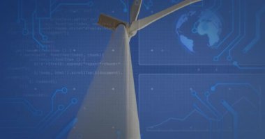 Devre kodu haritası, türbin merkezini denetleyen yelek giyen sürücü teknisyenini gösteriyor. Yenilenebilir, mühendislik, dijital, teknoloji, sürdürülebilirlik, sanayi, yenilik