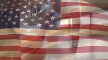 Basketbolcu ahşap sahada turuncu top sürüyor, atış analizi için ark örtüsü ekliyor. Spor, atletizm, hareket, konsantrasyon, takım çalışması, egzersiz, canlı