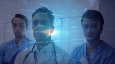 Tıbbi ekip klinikte duruyor sonra mavi devre yayılıyor ve pembe beyin hologramı büyüyor. Sağlık, takım çalışması, yenilik, teknoloji, profesyonellik, dijital, tanı