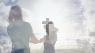 Güneş ışığı sahile vuruyor, kadın kucağında şapkasını takıyor ve teknoloji haçıyla dans ediyor. Romantizm, deniz kenarı, neşe, samimiyet, uyum, doğal, manzaralı