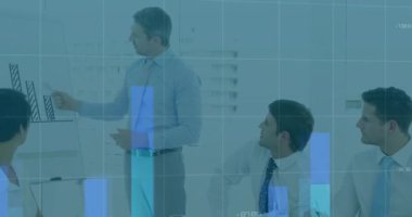 Sunucu iş dünyasındaki grafiğe, eğilimleri gösteren dijital örtüşmelere ve notları yazan katılımcılara işaret ediyor. Kurumsal, analitik, görselleştirme, profesyonellik, işbirliği, veri, sunum