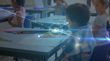 Öğretmen öne çıkıp sınıfta sorular soruyor, çocuklar el kaldırırken düğümler büyüyor. Eğitim, öğrenim, işbirliği, dijital, yenilik, gençlik, sınıf