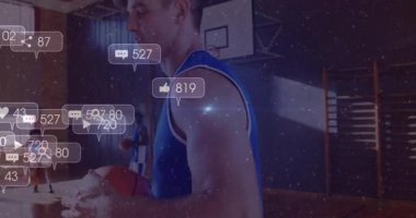 Spor salonunda top süren sporcu, spor pazarlama ölçümlerinin arttığını gösteren sosyal medya simgelerini etkinleştiriyor. Sporcu, basketbol, spor salonu, fitness, takım çalışması, spor, hareket