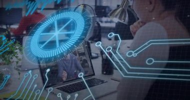 Kadın bilgisayarını açıyor uzaktan iş görüşmesi yapıyor, dairesel holografik grafik cisimleşiyor. Teknoloji, dijital arayüz, fütürizm, işbirliği, yenilik, çalışma alanı, bağlantı