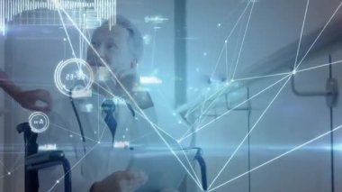 Tekerlekli sandalyede elinde tablet olan bir erkek doktor ortaya çıkıyor ve bağlantıları analiz ediyor. Tıbbi, teknoloji, yenilik, sağlık, dijital, analiz, fütürist