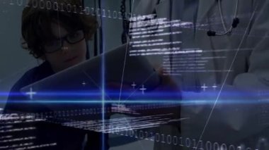 Erkek hekim, erkek hastaya tableti tıkırdatma konusunda rehberlik ediyor. Sağlık katmanı yer değiştirerek ekranı ortaya çıkarıyor. Sağlık, teknoloji, pediatrik, dijital, arayüz, kardiyoloji, teşhis