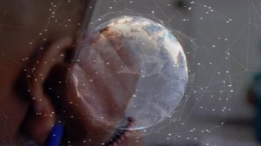 Genç kız telefonu kulağına tutarken, erkek sınıfta kitap okurken, dünya ağını etkinleştiriyor. Eğitim, bağlantı, çeşitlilik, yenilik, iletişim, öğrenme, dijital