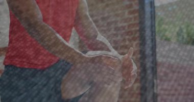 Spor meraklısı, dizini tuğla duvarın yanına kaldırıyor, kaval kemiğini göğse doğru çekiyor. Sporcu, açık hava, dinamik, sağIık, aktif giyim, eğitim, sağlıklı