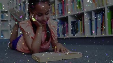 Kız, kütüphanede eğitim için metin okuyan, çenesini destekleyen, parmaklarını kaydıran bir kitap açıyor. Edebiyat, eğitim, konsantrasyon, bilgi, öğrenme, okur yazarlık, sakinlik