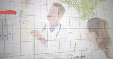 Doktor omurilik tablosuna işaret ederek, muayene sırasında veri örtülerine ve kırmızı grafiğe neden oluyor. Tıbbi, tanı, analitik, sağlık, görselleştirme, sağlık teknolojisi, klinik