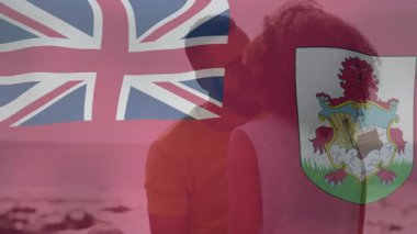 Başlangıçta, Bermuda bayrağı seyahat için solarken, çift kıyıya eğilip gülümsüyor. Romantizm, samimiyet, huzur, sahil, manzara, şefkat, uyum.