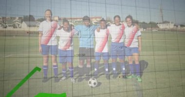 Altı bayan futbolcu kollarını ızgara kaplamasına bağlıyor istatistikleri gösteren grafiklerde zayıflıyor. Takım, spor, atletizm, performans, analiz, veri, işbirliği