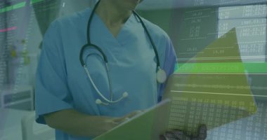 Dijital şifreleme ortaya çıkan güvenli verileri üst üste koyarken sağlık çalışanı hasta klasörünü çeviriyor. Tıbbi personel, veri güvenliği, profesyonel, sağlık, dijital arayüz, gizlilik, teknoloji