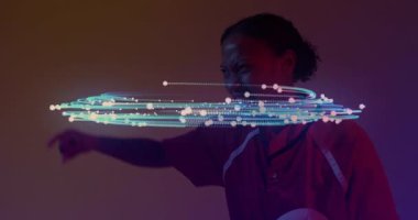 Teknoloji UI 'da veri halkasını kontrol eden yumruğunu sıkan orta yaşlı bir kadın ışık akımlarına karışıyor. Teknoloji, yenilik, fütürizm, dijital, arayüz, enerji, güçlendirme