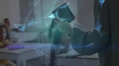 Öğretmen elinde küp cihazıyla coğrafya dersi için holografik küre oluşturan çokgenleri çalıştırıyor. Etkileşimli, eğitici, fütüristik, teknoloji, yenilik, kök, sınıf