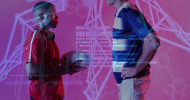 Kırmızı rugby oyuncusu top kaldırıyor. Takım arkadaşı olarak top yakalamayı öğretiyor. Atış kodu teknolojisiyle izliyorlar. Sporcular, takım çalışması, eğitim, fütüristik, dijital, yenilik, performans