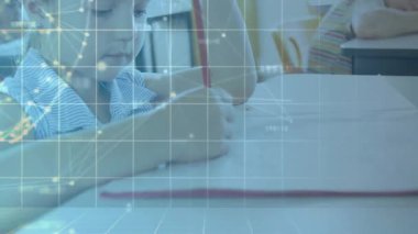 Çocuk kırmızı kalem kullanarak yazarak ızgara oluşturuyor ve öğrenme için insan gözlemi yaparak hologram oluşturuyor. Eğitim, yenilik, teknoloji, dijital, gelecekçi, beyin fırtınası, yaratıcılık