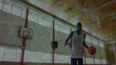 Basketbolcu jimnastiğe giriyor. Basketbol antrenmanında basket oynuyor. Sporcu, spor salonu, hareket, enerji, kararlılık, spor, eğitim