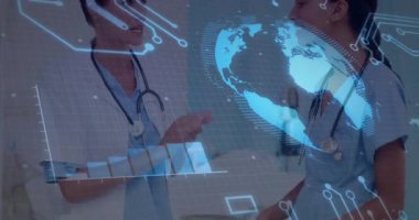 Tıbbi ekip, hastane konsültasyonu sırasında holografik dünya haritası çizelgesine işaret ediyor. Sağlık, işbirliği, teknoloji, yenilik, profesyonellik, analitik, dijital