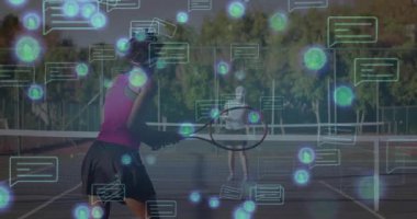 Beyaz servisimizde rakip, pembe giyinmiş profesyonel yükselen sohbet baloncuklarıyla tenis maçı devam ediyor. Spor, atletizm, rekabet, açık hava, canlı, aktif, teknoloji