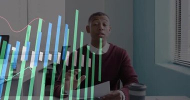 Finansal analist, sayfalar çevirerek ölçümleri animasyon çizelgeleriyle gözden geçiriyor. Veri, analiz, performans, iş, strateji, üretkenlik, modern