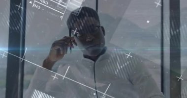 İşadamı kalemi şakağa kaldırıyor ve yükselen çizgiyi takip ediyor sonra da şeffaf camlara daldırıyor. Kurumsal, analitik, fütüristik, profesyonel, yenilik, teknoloji, veri