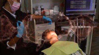 Diş hijyenisti eldiven hazırlığını tamamlıyor ve muayene için hastanın etrafında dijital tarama halkaları kuruyor. Klinik, teknoloji, sağlık, dişçilik, fütüristik, enstrümanlar, hasta bakımı